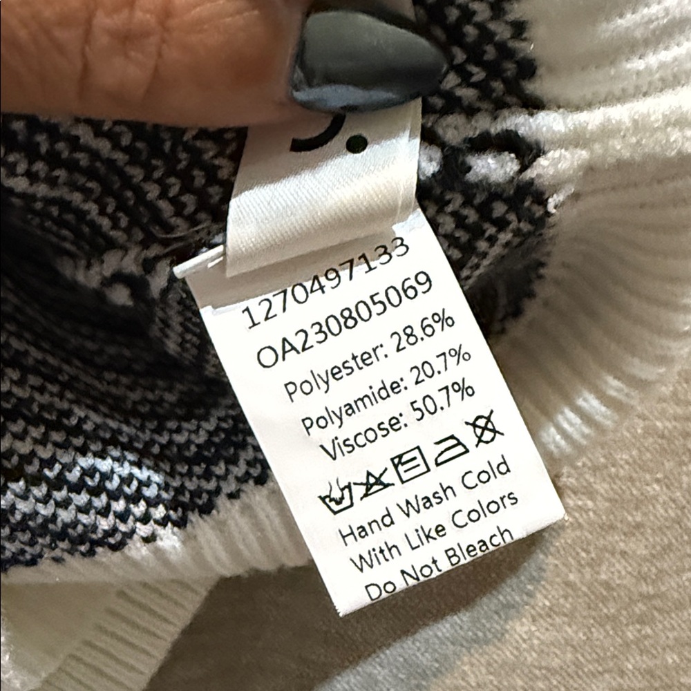 Commense Black and White Chevron Cardigan - Picture 5 of 5